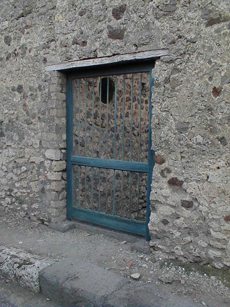 VI.13.18 Pompeii. September 2005. Entrance doorway, looking east.