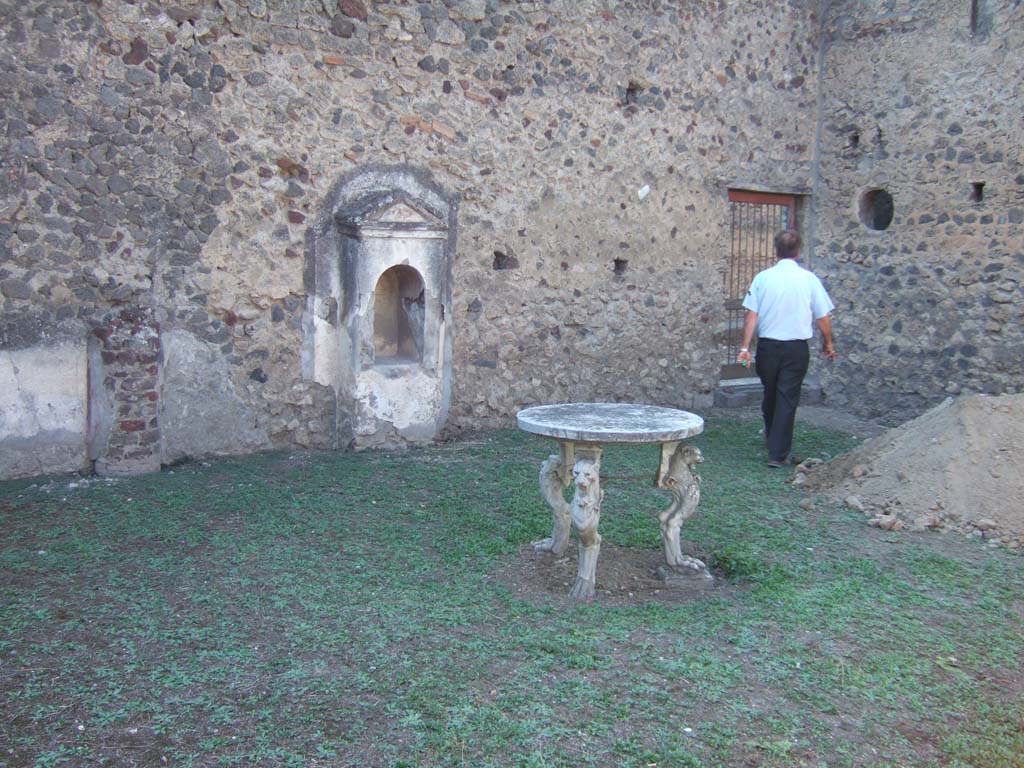 VI.13.13 Pompeii. September 2005. Looking north-west across garden towards rear posticum at VI.13.18.