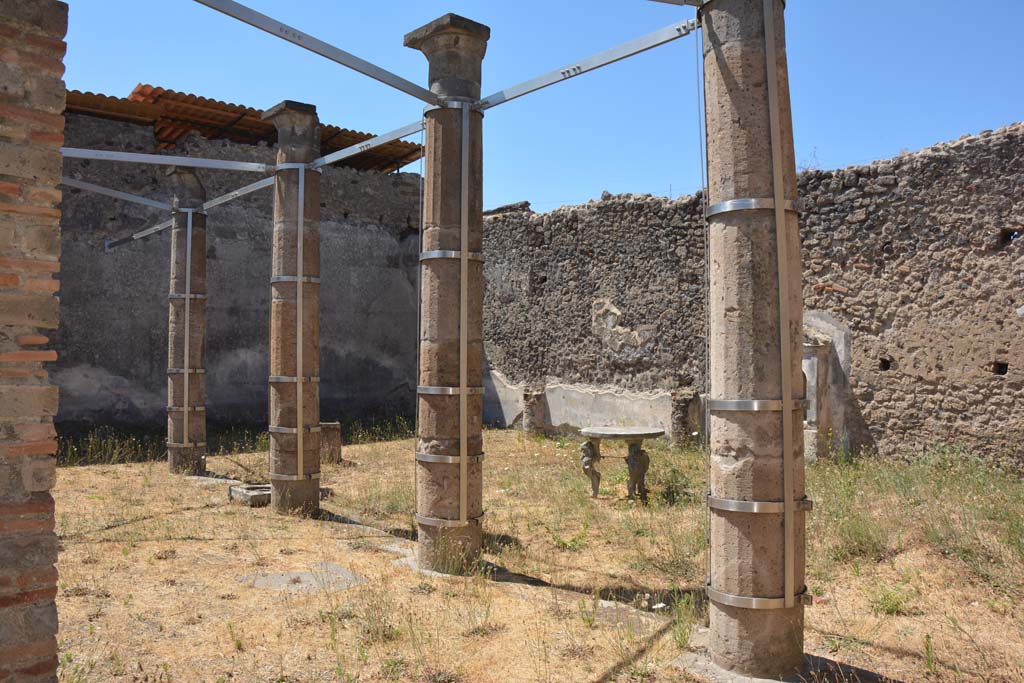 VI.13.13/18 Pompeii. July 2017. Looking south-west across east portico.
Foto Annette Haug, ERC Grant 681269 DÉCOR.

