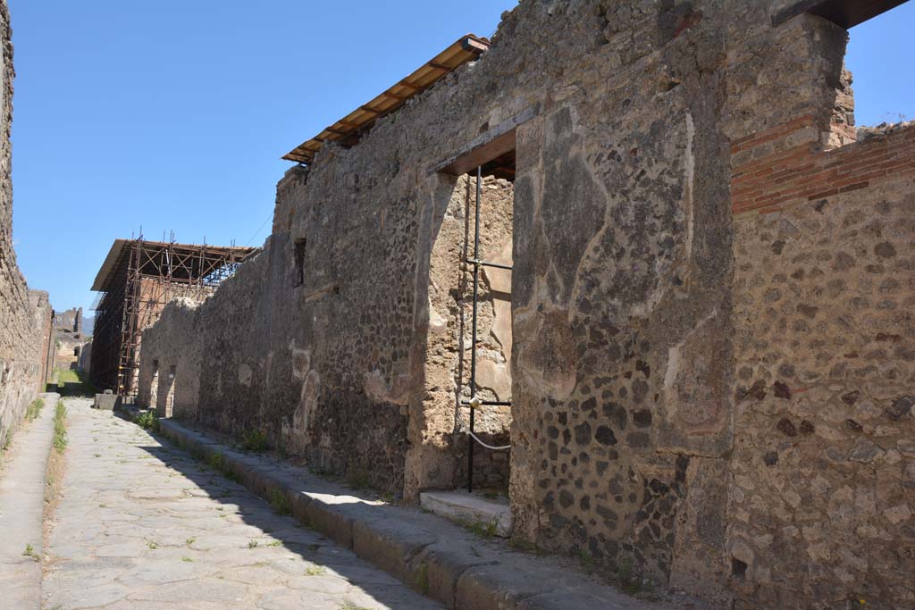 VI.13.19 Pompeii. July 2017. Vicolo del Labirinto, looking north towards entrance doorway.
Foto Annette Haug, ERC Grant 681269 DÉCOR.
