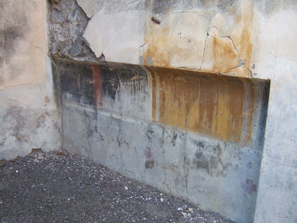 VI.13.19 Pompeii. September 2005. Triclinium on north side of atrium, recess in north wall at west end.