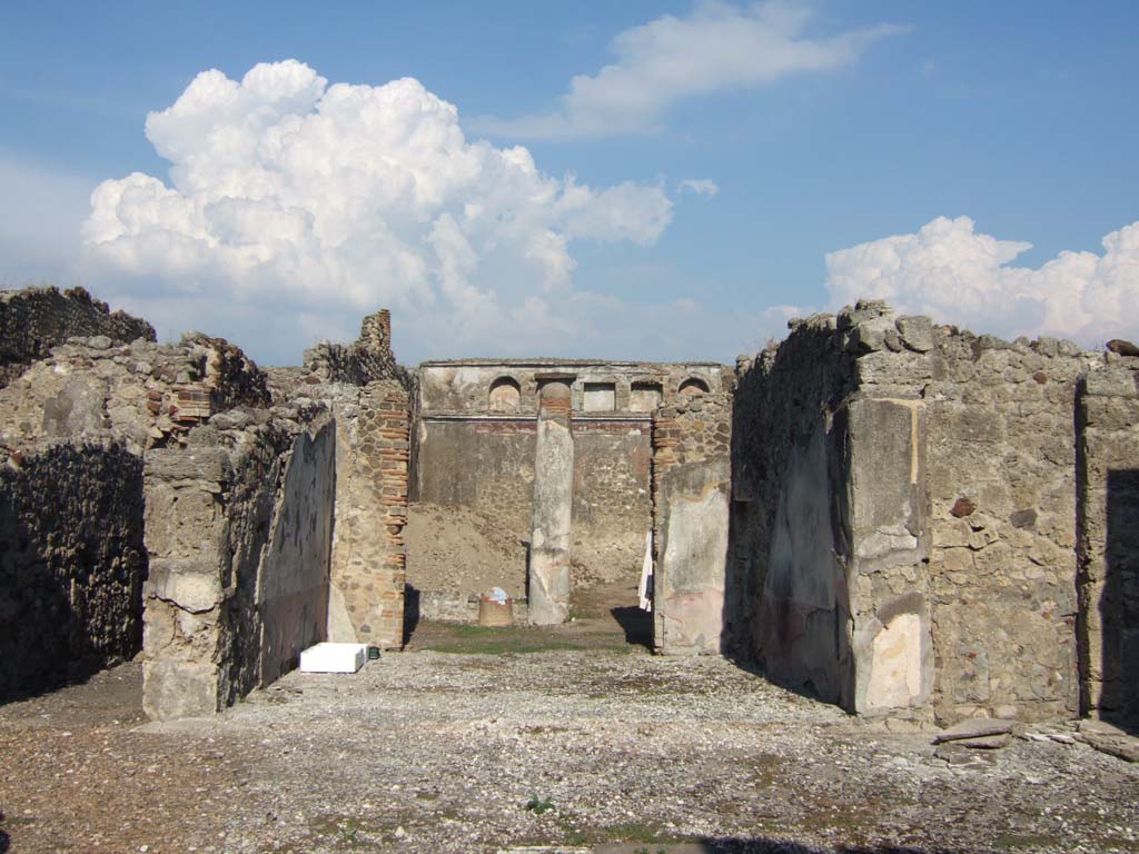 VI.13.19 Pompeii. September 2005. Looking east across atrium through tablinum towards west portico and garden.