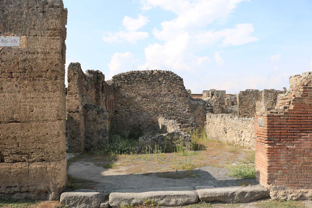 VI.14.1 Pompeii. December 2018. Looking north to entrance on Via della Fortuna. Photo courtesy of Aude Durand.