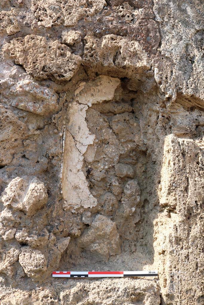 VI.14.2 Pompeii. December 2018. Detail of niche in north wall. Photo courtesy of Aude Durand.