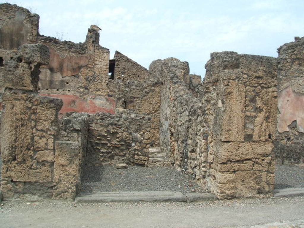 VI.14.9 Pompeii. May 2005. Looking north towards entrance doorway.