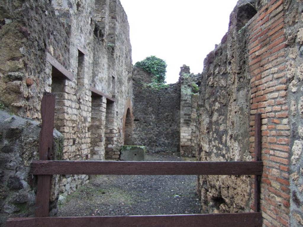 VI.14.18 Pompeii.  December 2005. Looking west from entrance. 

