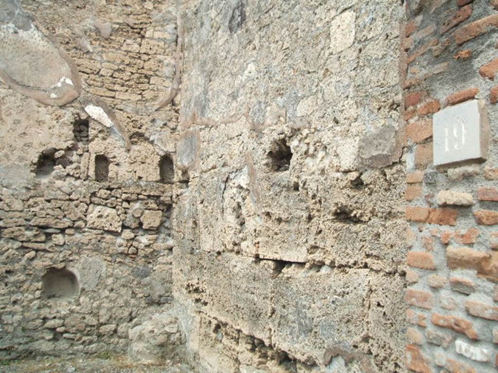 VI.14.19  Pompeii. May 2005.  East wall.