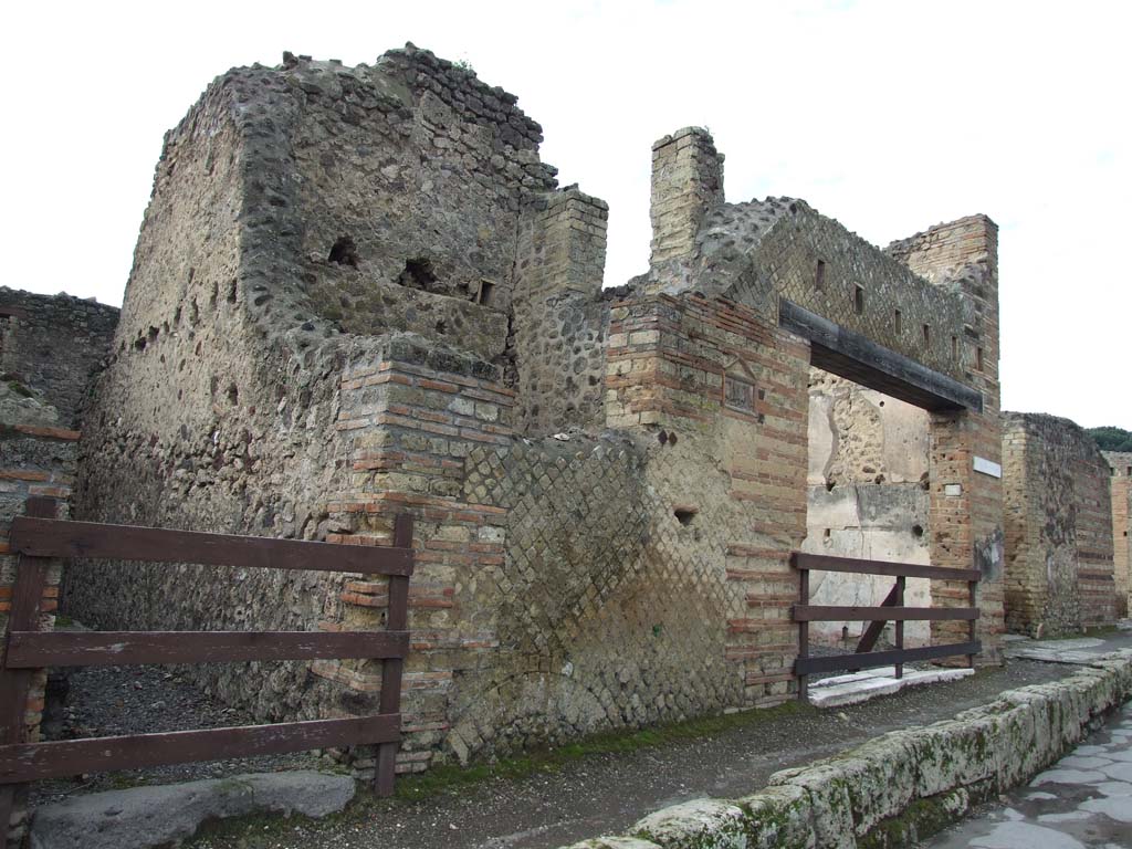 VI.14.28 Pompeii. December 2006. Looking north-west on Via del Vesuvio towards entrance and showing remains of upper floor.