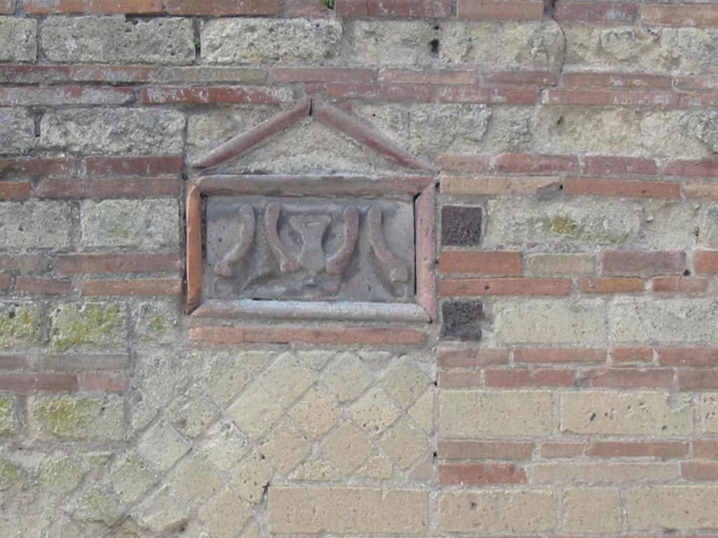 VI.14.28 Pompeii. May 2003. Plaque on wall, south of entrance doorway. Photo courtesy of Nicolas Monteix