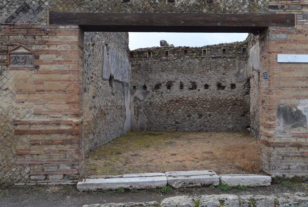 VI.14.28 Pompeii. March 2018. Looking west towards entrance doorway.
Foto Taylor Lauritsen, ERC Grant 681269 DÉCOR.
