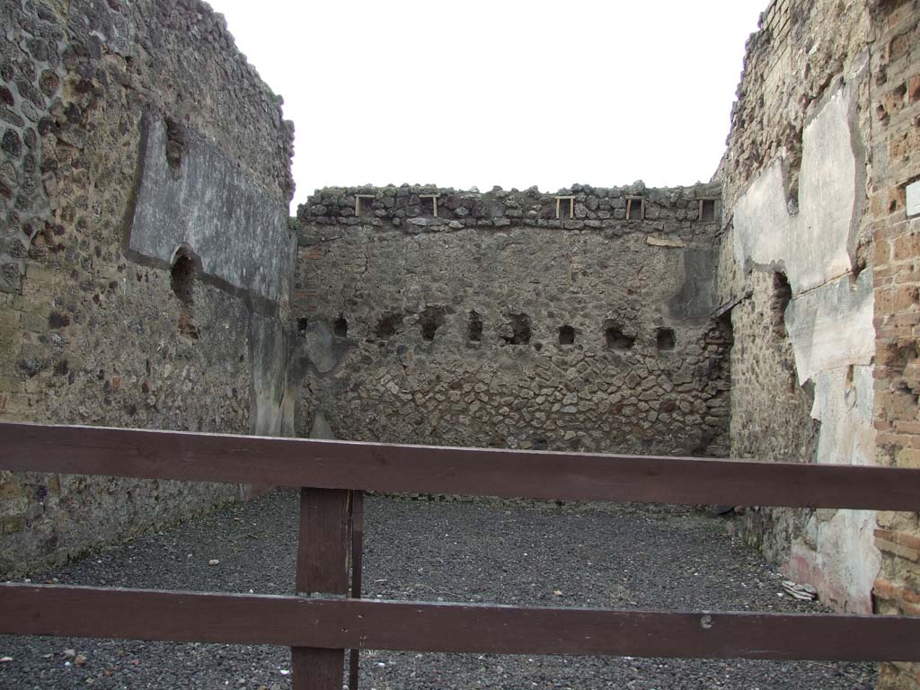 VI.14.28 Pompeii. December 2006. Looking west from entrance.