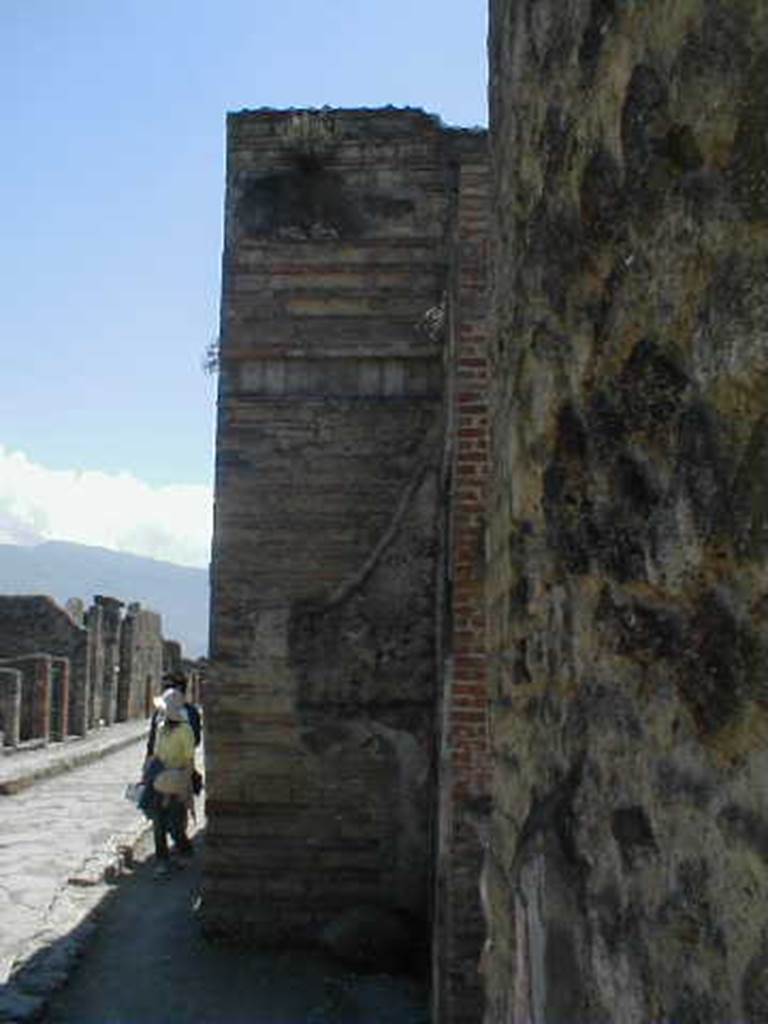 Via del Vesuvio outside VI.14.29 Pompeii.