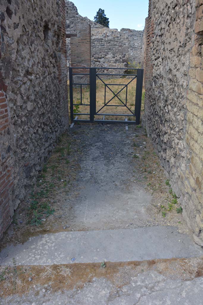 VI.14.30 Pompeii. July 2017. Looking west along vestibule/entrance corridor.
Foto Annette Haug, ERC Grant 681269 DÉCOR.

