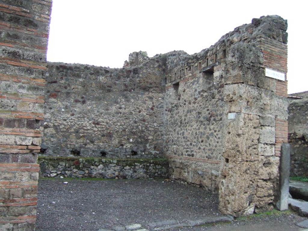 VI.14.31 Pompeii. December 2005. Entrance and north west corner.