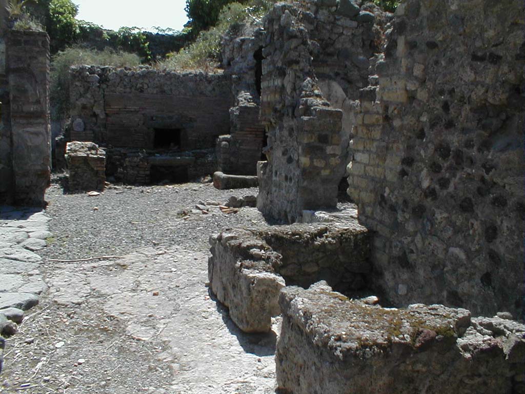 VI.14.32 Pompeii. May 2005. Looking south along west side.