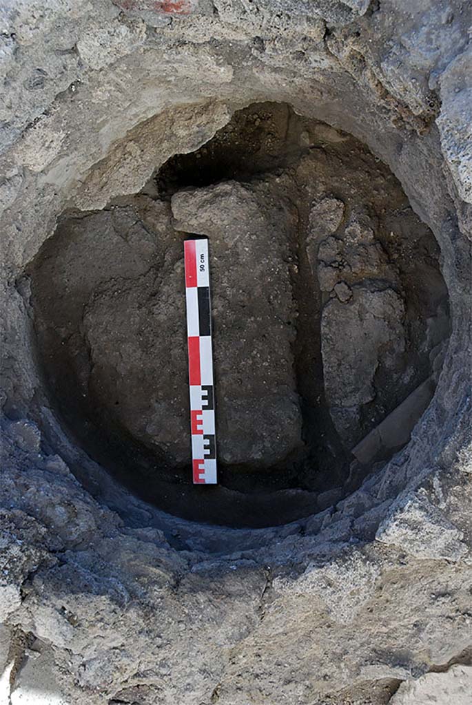 Fig. 14 - Pompi Pistrina. Canalisation parcourant la salle des meules dans la boulangerie VI 14, 33-34 du nord au sud, vue  travers lemplacement dune meule laiss vacant. 
Clich pris du sud. Clich : S. Aho / fR.
