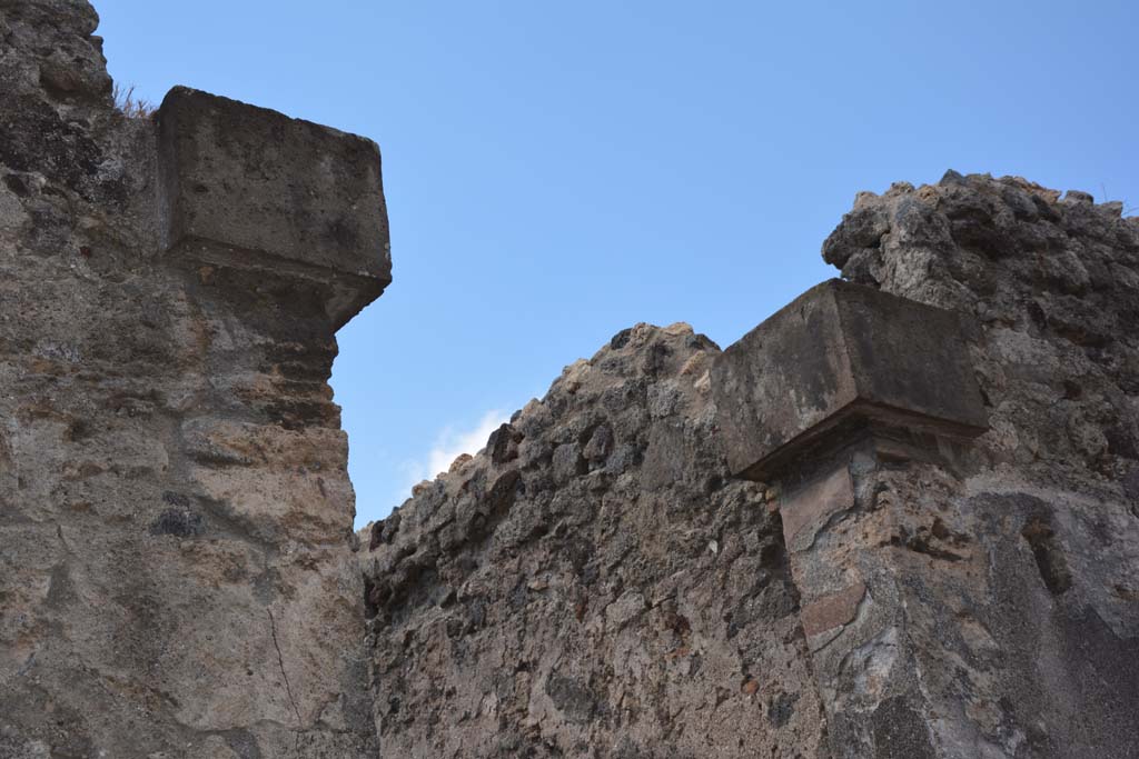 VI.14.34 Pompeii. July 2017. Entrance with cube shaped capitals.
Foto Annette Haug, ERC Grant 681269 DÉCOR.

