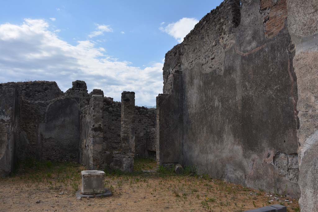 VI.14.34 Pompeii. July 2017. Looking south along west side of atrium.
Foto Annette Haug, ERC Grant 681269 DÉCOR.
