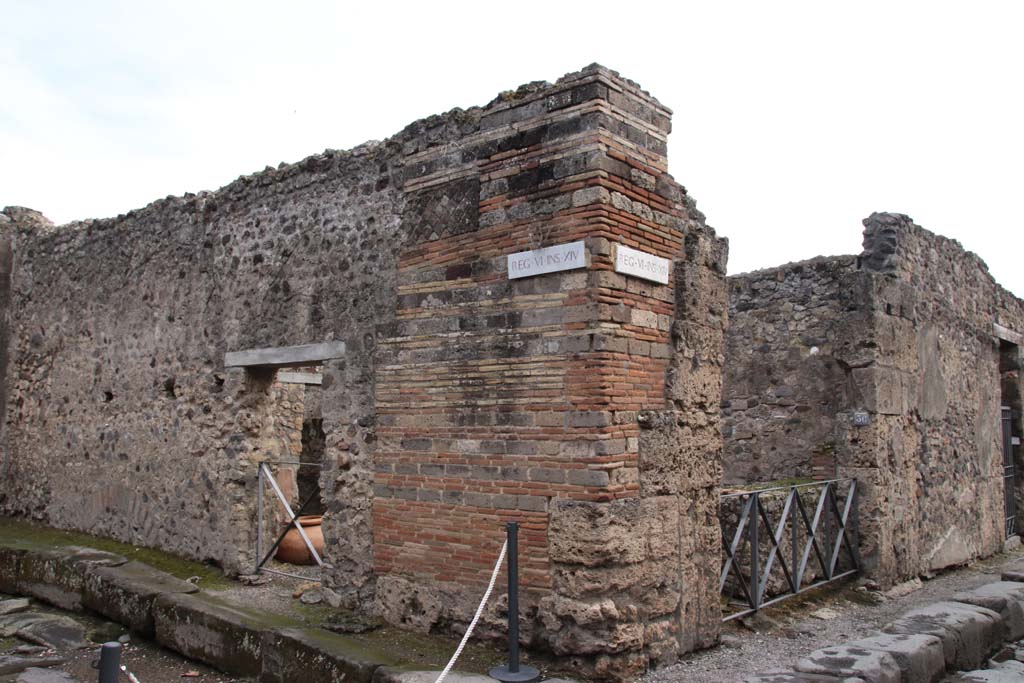 VI.14.35, on left, and VI.14.36, on right. North-west corner of roadway, with Vicolo di Mercurio on left, and Vicolo dei Vettii, on right.
Photo courtesy of Klaus Heese.
