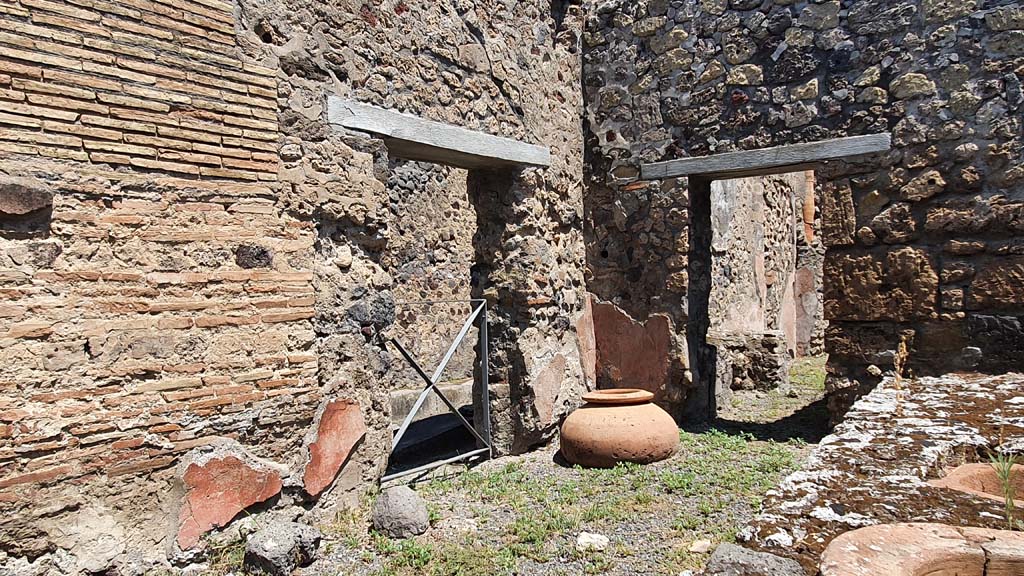 VI.14.36 Pompeii. July 2021. Looking north-east across bar-room towards other entrance at VI.14.35, in centre.
Foto Annette Haug, ERC Grant 681269 DÉCOR.
