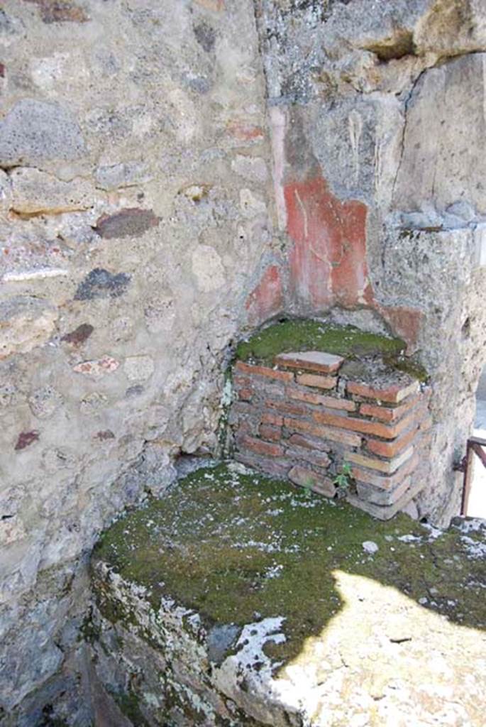 VI.14.36 Pompeii. May 2013. South-west corner of bar-room counter, with details of masonry shelf and remains of wall paint. Photo courtesy of Paula Lock.

