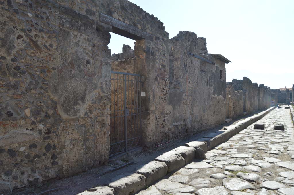 VI.14.37 Pompeii. October 2017. 
Looking south along east side of Vicolo dei Vettii towards junction with Via della Fortuna, on right.
Foto Taylor Lauritsen, ERC Grant 681269 DCOR.
