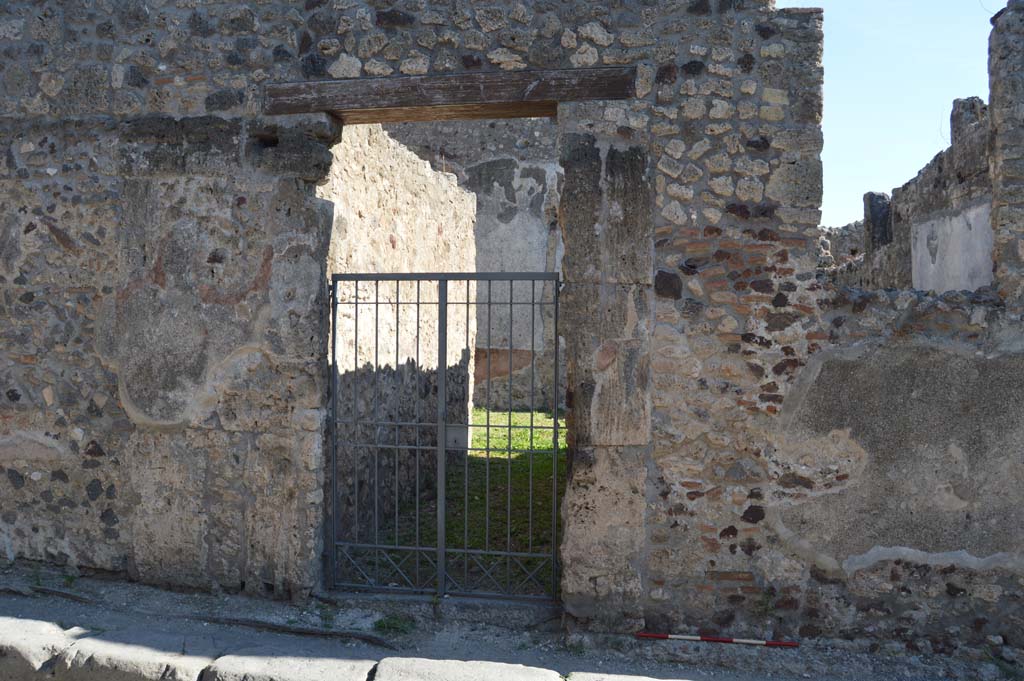 VI.14.37 Pompeii. October 2017. Looking east into entrance doorway.
Foto Taylor Lauritsen, ERC Grant 681269 DCOR.
