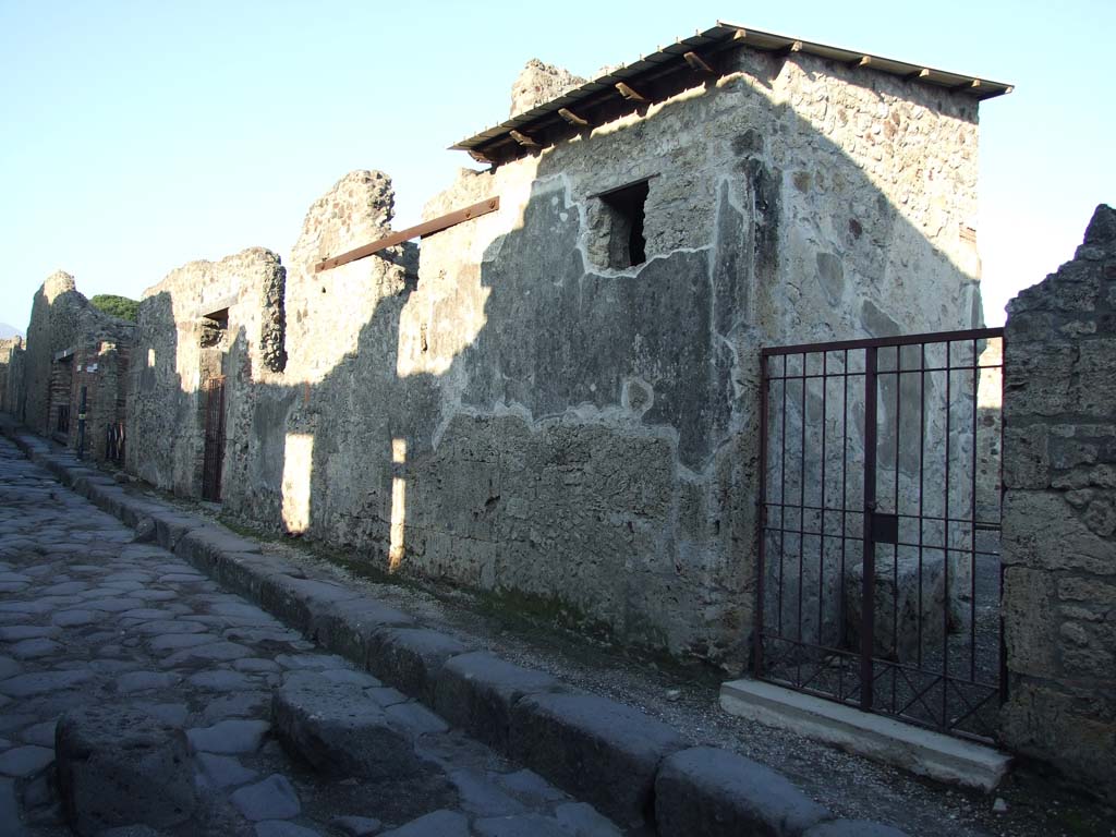 Wall between VI.14.37 and VI.14.38 on Vicolo dei Vettii. December 2007. Looking north.