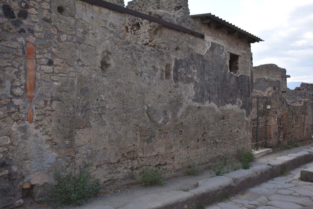 VI.14.38 Pompeii. July 2017. Looking south along façade on north side of entrance doorway in Vicolo dei Vettii.
Foto Annette Haug, ERC Grant 681269 DÉCOR.

