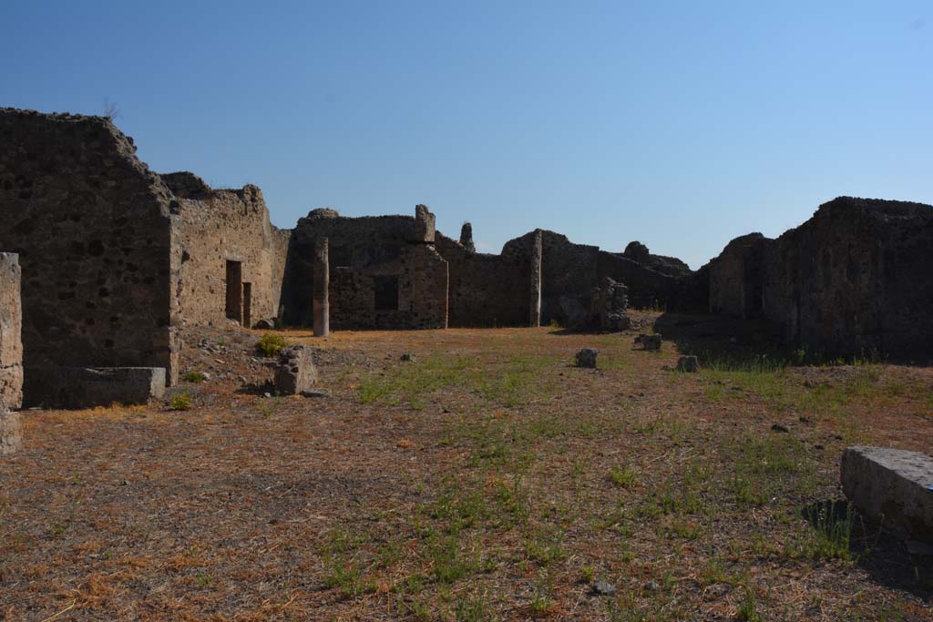 VI.14.38 Pompeii. September 2019. Looking east across atrium towards peristyle and rear rooms.
Foto Annette Haug, ERC Grant 681269 DÉCOR.
