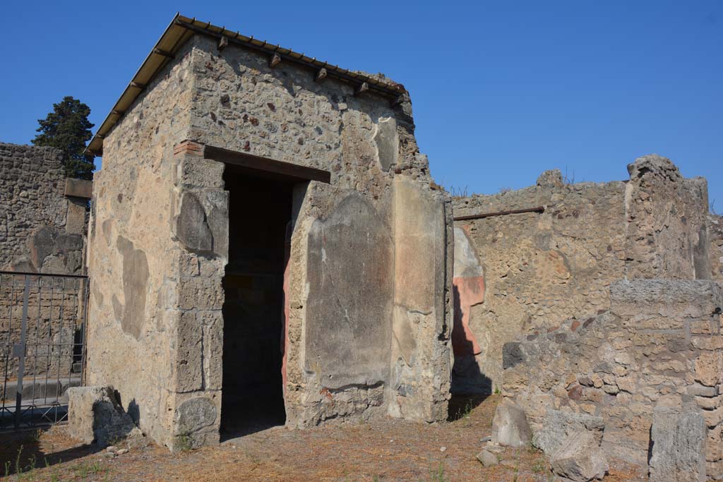 VI.14.38 Pompeii. September 2019. North-west corner of atrium, with entrance corridor, on left.
Foto Annette Haug, ERC Grant 681269 DÉCOR.
