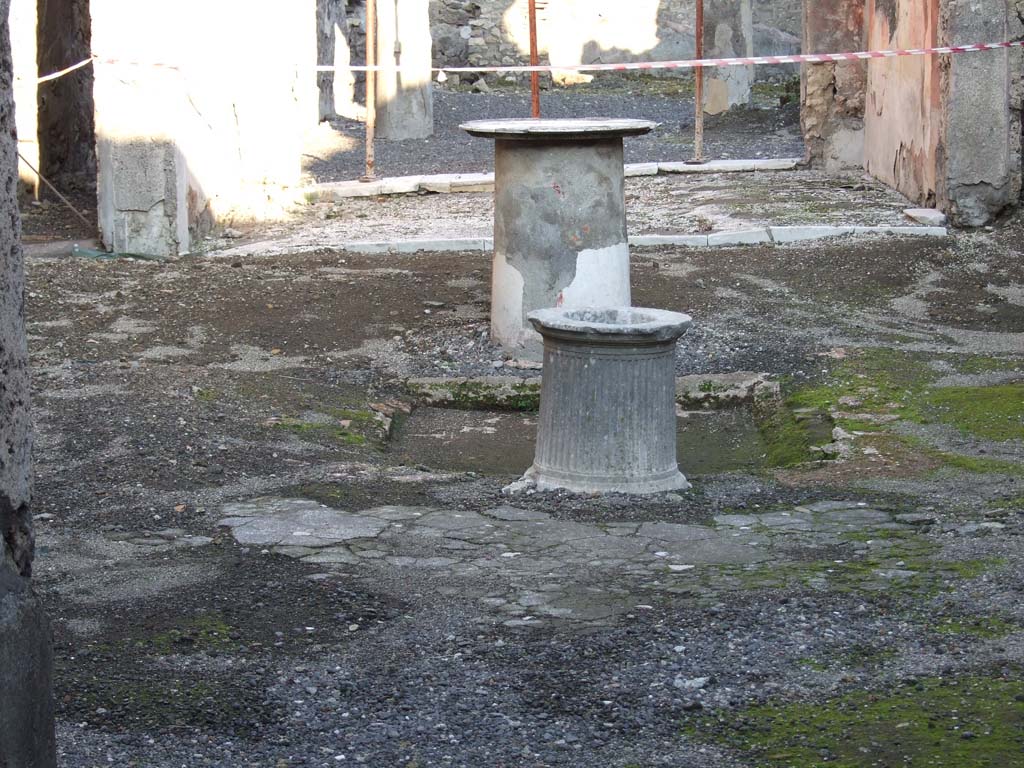 VI.14.40 Pompeii. December 2007. Impluvium in atrium, with puteal and marble table.  