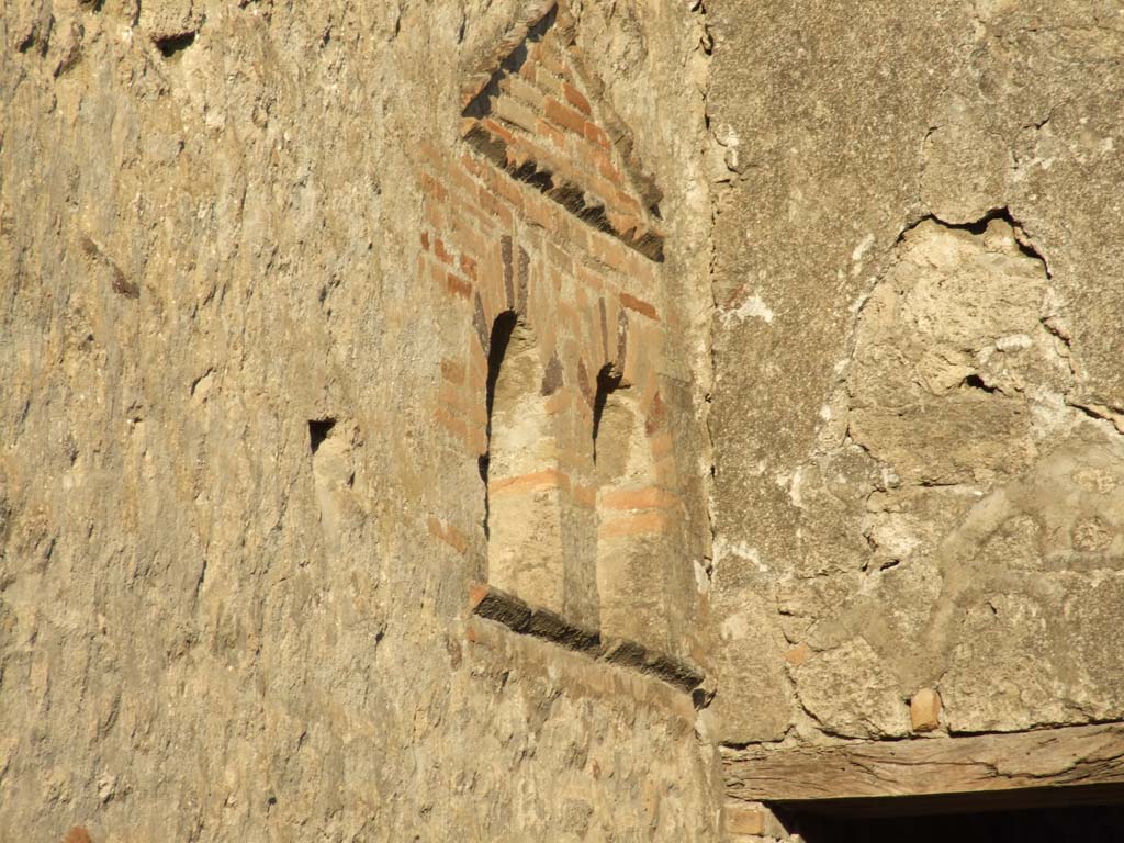 VI.14.40 Pompeii. December 2007. North wall of atrium, with double niche.  