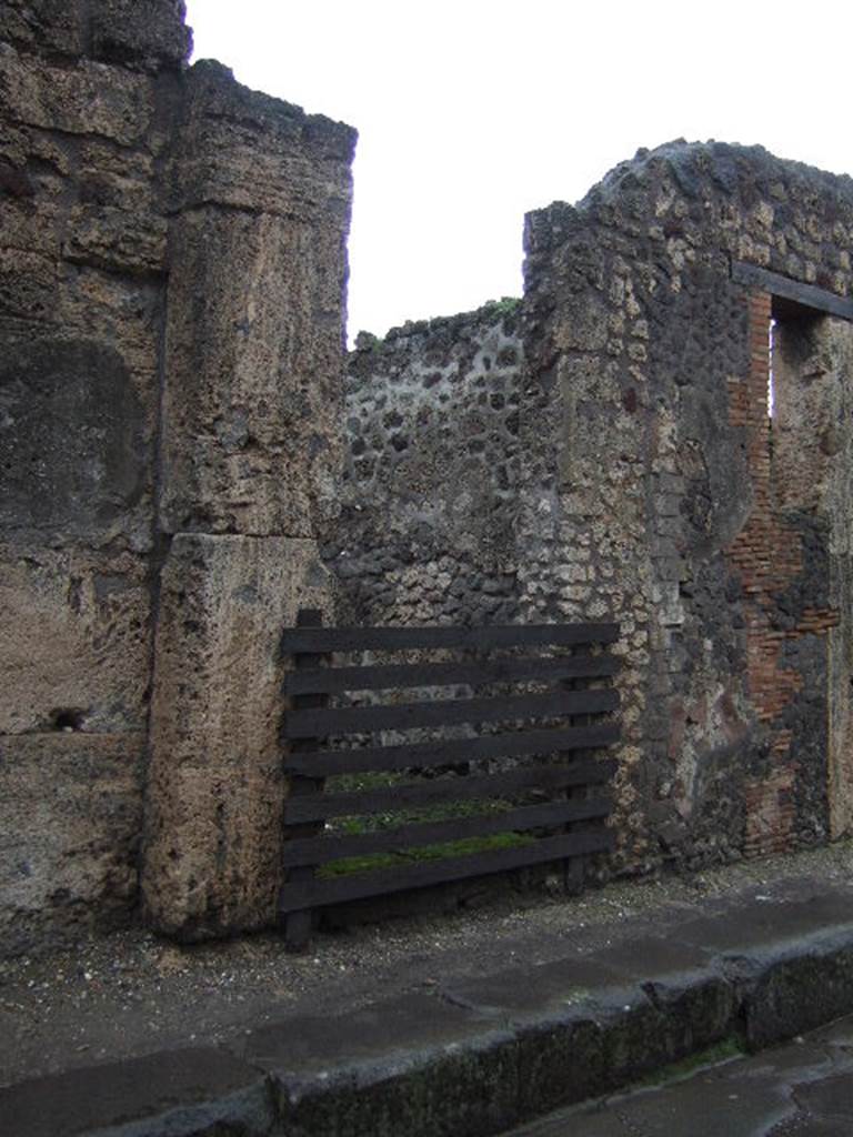 VI.14.41 Pompeii. December 2005. Entrance doorway on Vicolo dei Vettii.