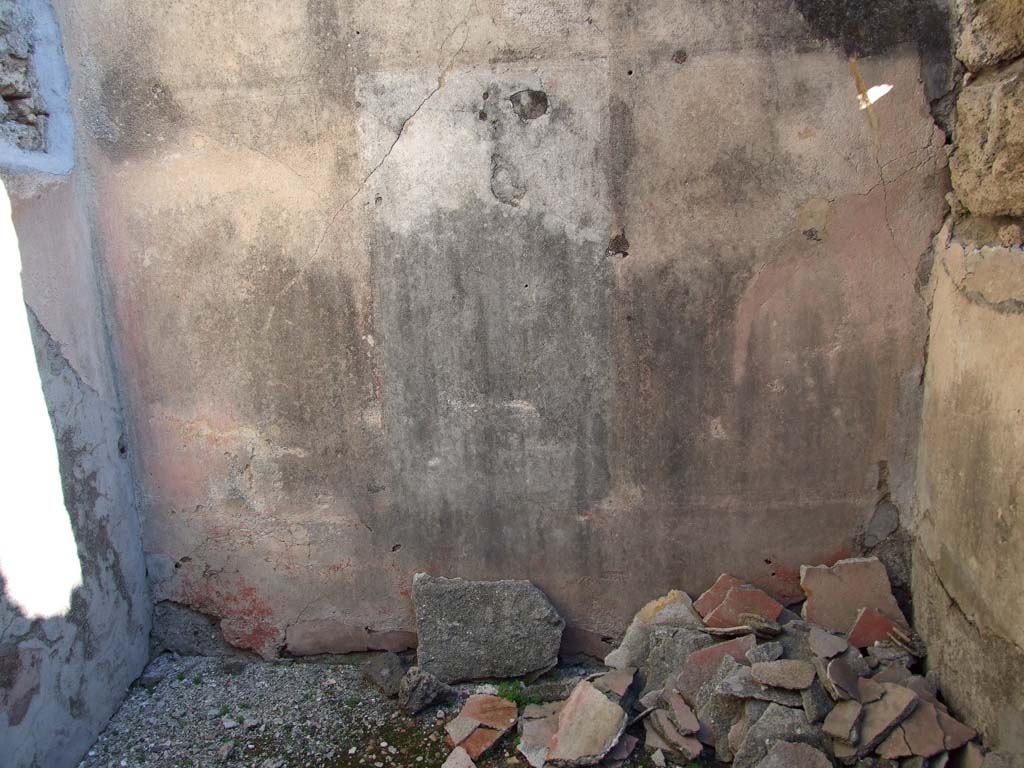 VI.14.43 Pompeii. December 2007. Room 2, looking towards the east wall of cubiculum on north side of entrance.  
According to Bragantini, the east wall was painted with a red dado, and in the centre of the middle zone was a painting of Daedalus and Pasiphae.
The upper zone of the wall was painted white, with a stucco cornice.
See Bragantini, de Vos, Badoni, 1983. Pitture e Pavimenti di Pompei, Parte 2. Rome: ICCD. (p.301, cubicolo ‘11’) 
See Helbig, W., 1868. Wandgemälde der vom Vesuv verschütteten Städte Campaniens. Leipzig: Breitkopf und Härtel (1205).
