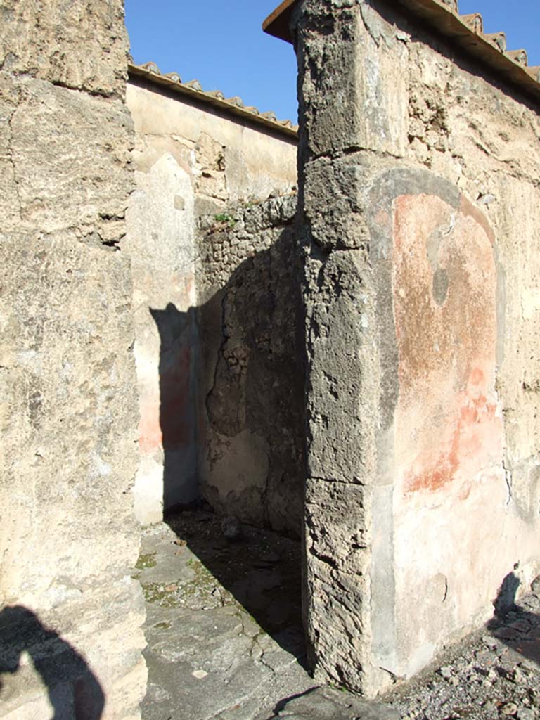 VI.14.43 Pompeii. December 2007. Doorway to room 3, room on north side of atrium.
According to Bragantini, the north wall of the atrium was painted with a black dado.
The middle zone of the wall was painted red, each panel edge bordered with a pattern of small semicircles.
The frieze was black with painted climbing plant shoots.
See Bragantini, de Vos, Badoni, 1983. Pitture e Pavimenti di Pompei, Parte 2. Rome: ICCD. (p. 299, atrio ‘2’)
