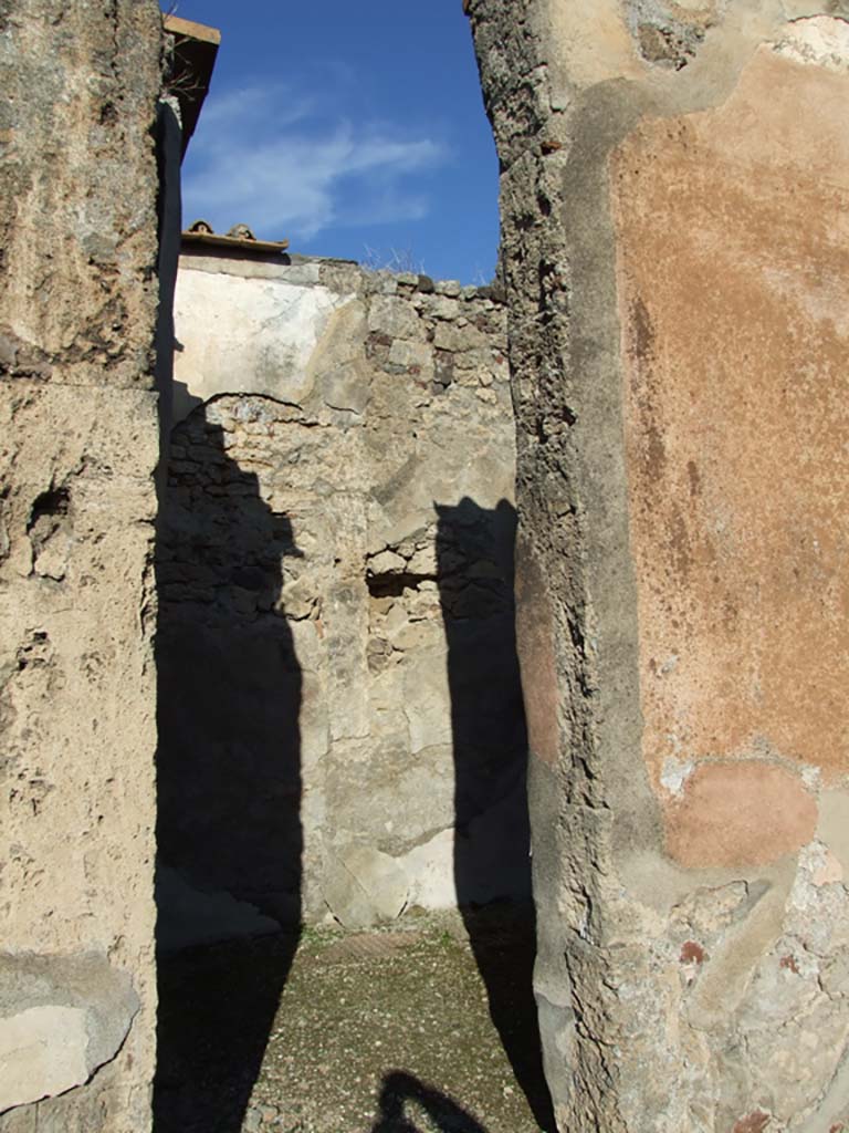 VI.14.43 Pompeii. December 2007. Doorway to room 5, on north side of atrium.