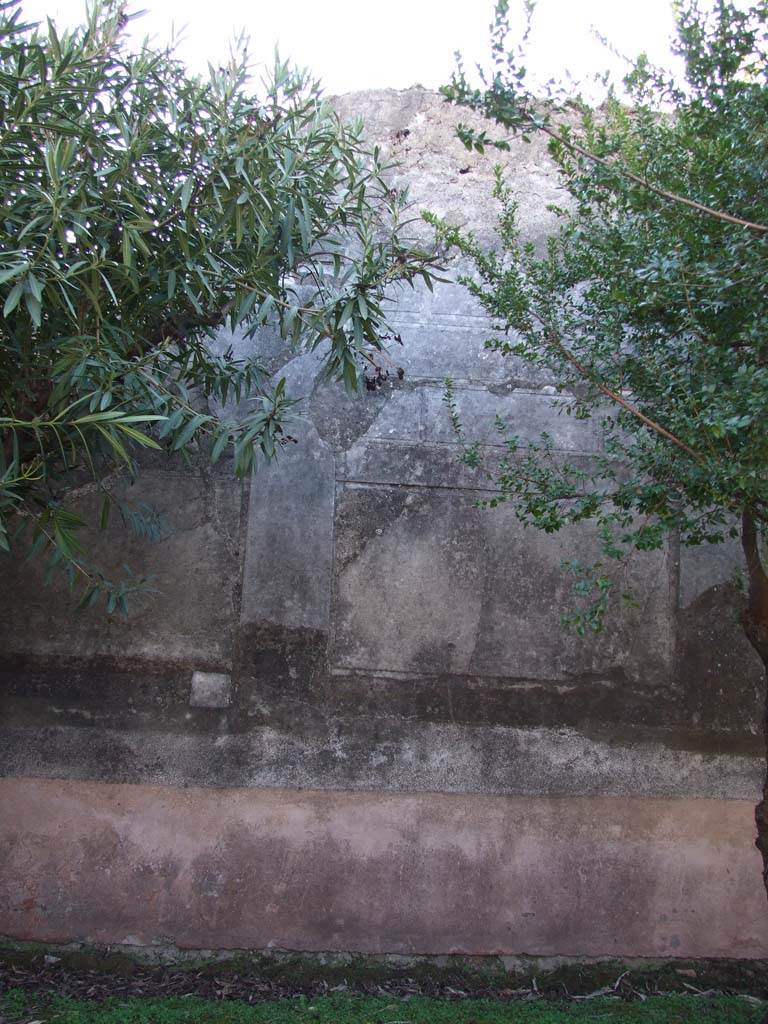 VI.14.43 Pompeii. December 2007. Room 14, wall in south-east corner of garden area.