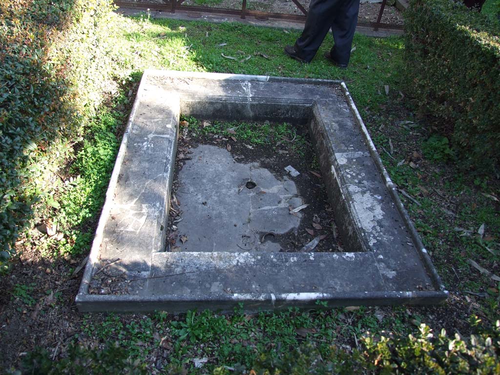 VI.14.43 Pompeii. December 2007. Room 14, garden area with marble fountain pool.