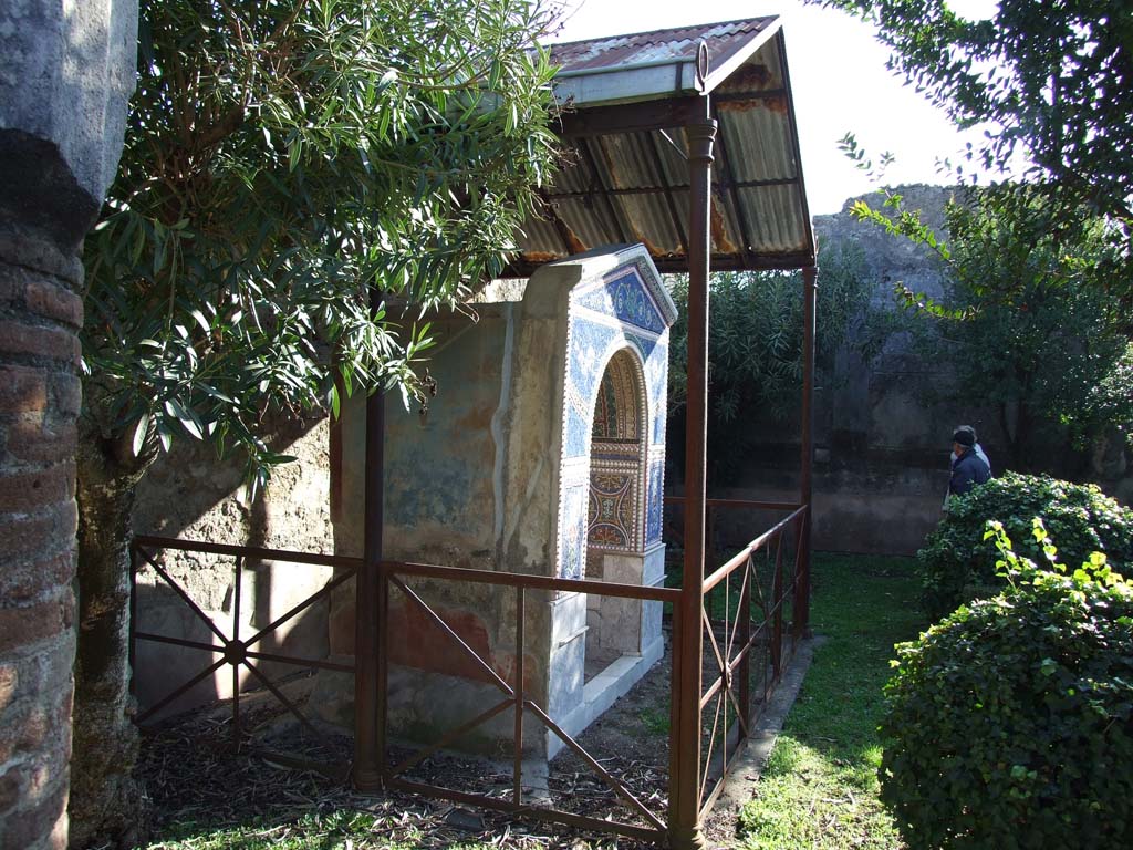 VI.14.43 Pompeii. December 2007. Room 14, garden area with fountain.
According to Jashemski, the large mosaic fountain had a garden painting on its left (north) side which was visible from the north portico.
Bushes, birds and flowers are still faintly visible.
A large bird flying through the blue sky is well-preserved in the centre of the painting.
In the lower portion of the wall, where a lattice fence might be expected, the plaster is missing.
See Jashemski, W. F., 1993. The Gardens of Pompeii, Volume II: Appendices. New York: Caratzas. (p.151)
