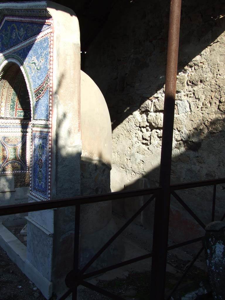 VI.14.43 Pompeii. December 2007. Room 14, behind mosaic fountain in garden area.  