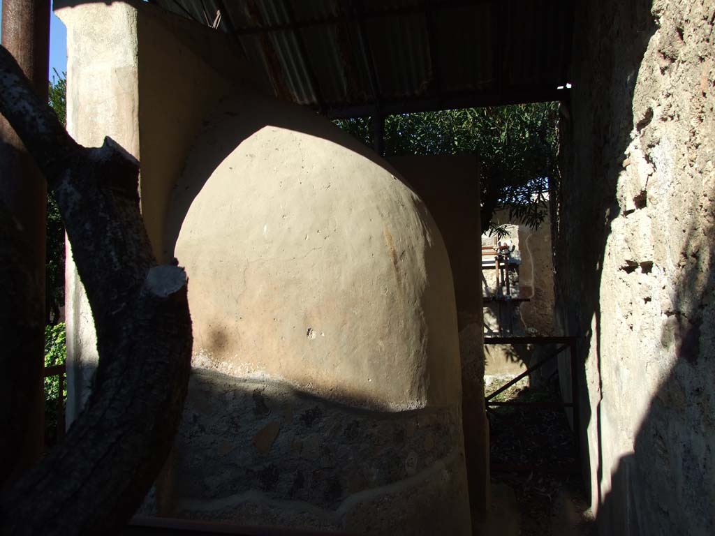 VI.14.43 Pompeii. December 2007. Room 14, behind mosaic fountain in garden area.  