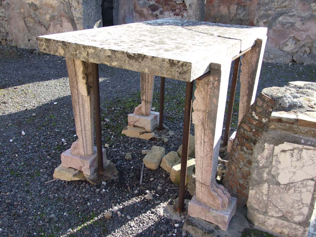 VI.14.43 Pompeii. December 2007. Room 1, four-legged pink marble table or cartibulum, near the impluvium in atrium.