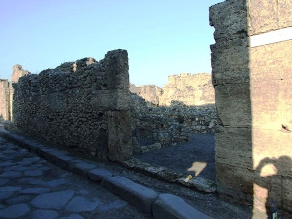 VI.14.44 Pompeii. December 2007. Looking north to side entrance of VI.14.1 on Vicolo dei Vettii.