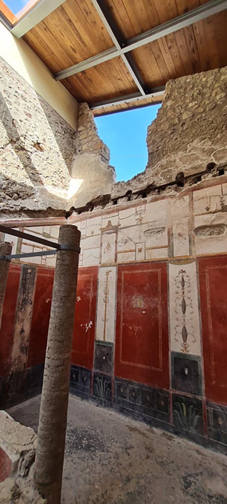 VI.15.1 Pompeii. April 2023. Peristyle garden “s”.
Looking towards north-west corner and upper wall.
Photo courtesy of Giuseppe Ciaramella.

