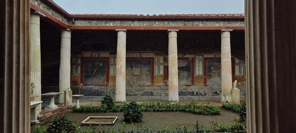 VI.15.1 Pompeii. January 2023. Looking towards west portico at south end across peristyle from east portico. Photo courtesy of Miriam Colomer.