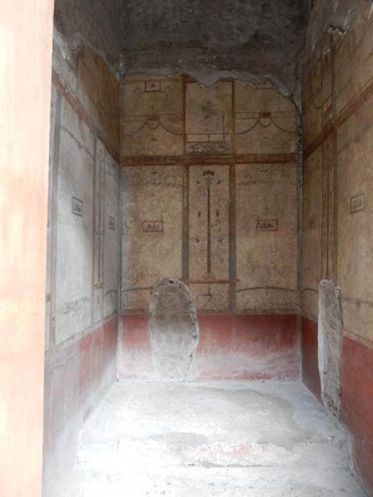 VI.15.1 Pompeii. May 2017. Looking through doorway towards north wall and bed step/recess.  Photo courtesy of Buzz Ferebee.
