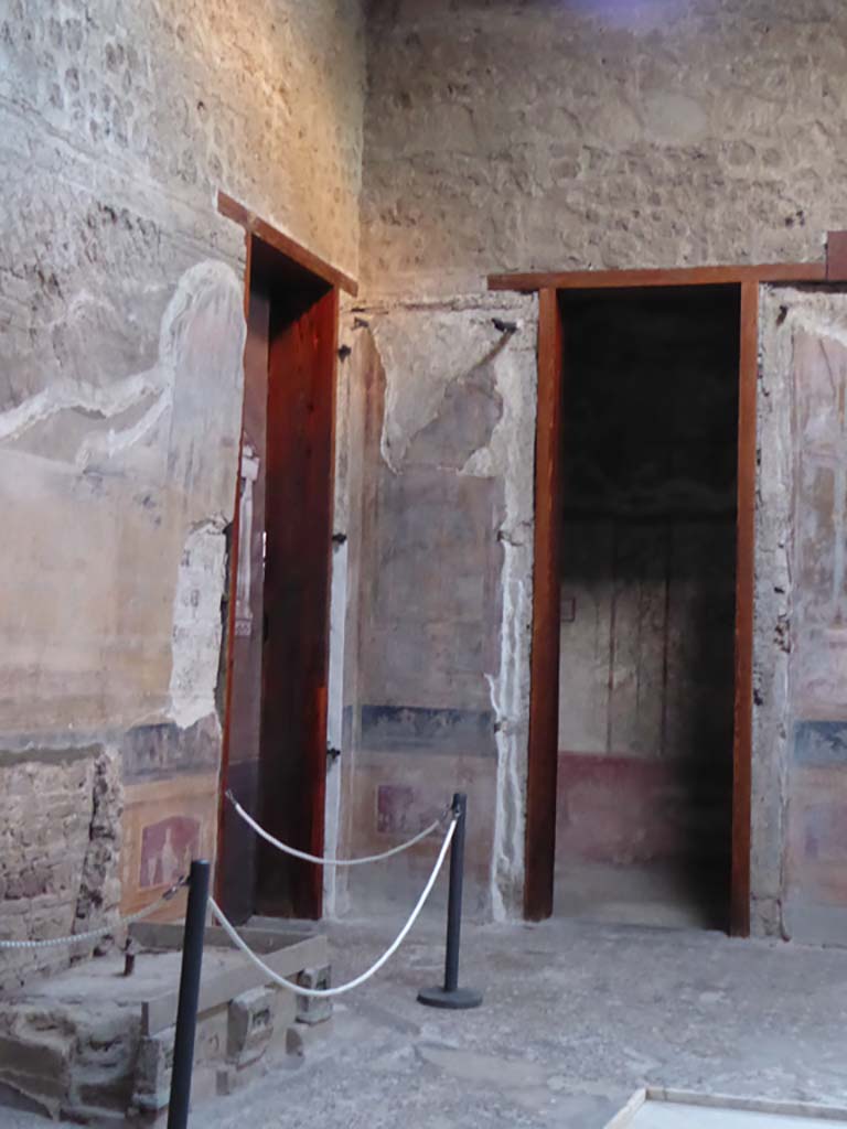 VI.15.1 Pompeii. January 2017. Looking east along north side of atrium towards north-east corner.
Foto Annette Haug, ERC Grant 681269 DÉCOR.
