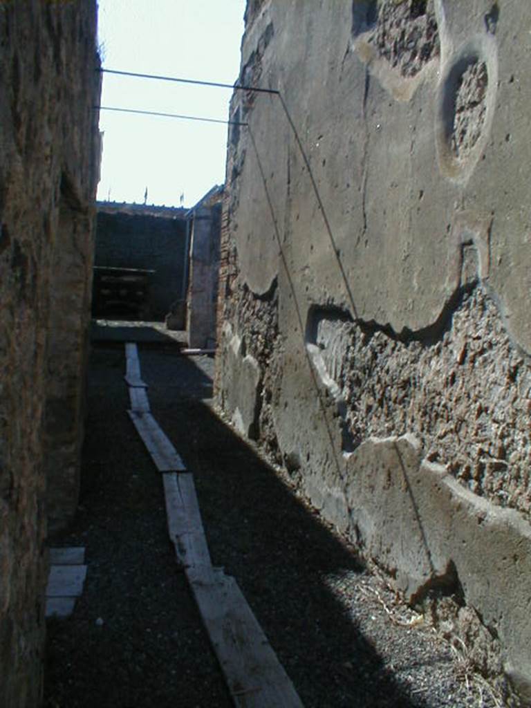 VI.15.2 Pompeii. September 2004. Entrance corridor, looking west from entrance across atrium, through tablinum to garden at rear.