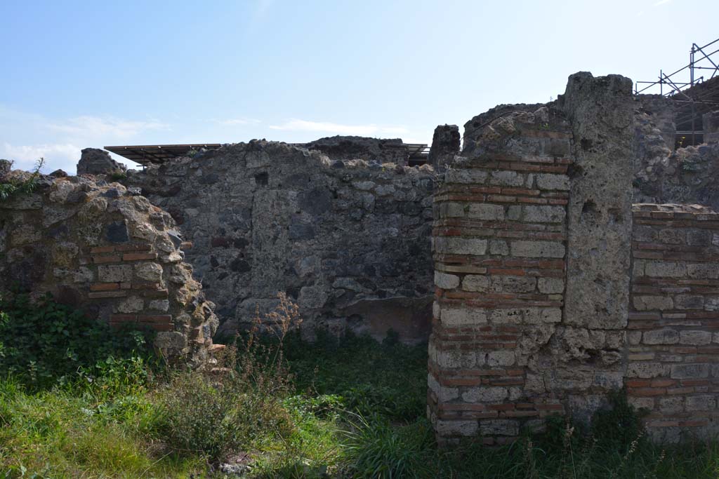 VI 15 5 Pompeii. March 2019. Doorway to room 27, cubiculum, on south side of atrium.
Foto Annette Haug, ERC Grant 681269 DÉCOR.

